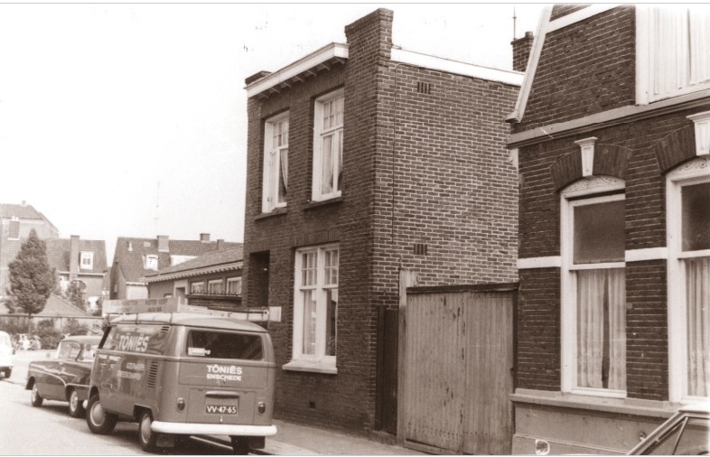Ledeboerstraat 19 woningen en drukkerij 1967.jpg