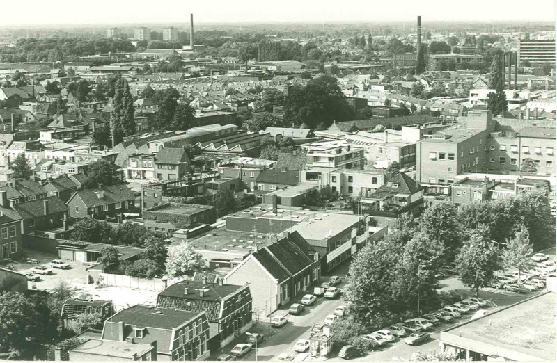 Ledeboerstraat 2-20 panorama in Noordwestelijke richting, met o.m. de Kuipersdijk sept. 1979.jpg
