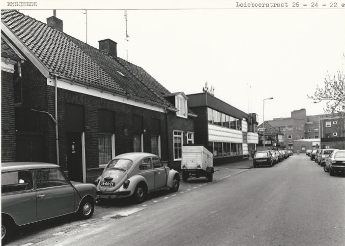 Ledeboerstraat 22-24-26 Zicht richting Kuipersdijk met op de achtergrond het GGD-gebouw. 8-5-1980.jpg