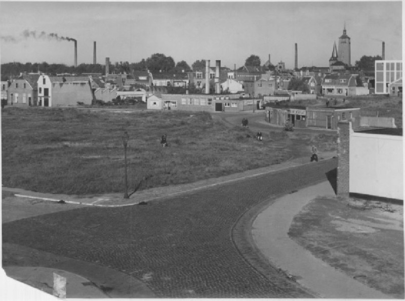 Ledeboerstraat 51-61 en Berkenkamp 61 1946.jpg