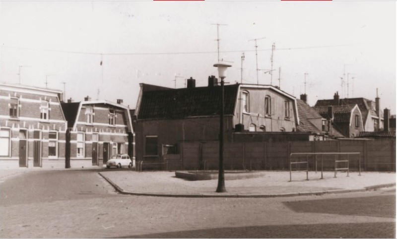 Leijdsweg 6 rechts  Speelplein met woningen  overkant 21-23-25-27 woningen 1967.jpg