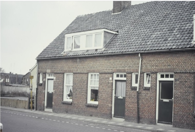 Leliestraat 41-43-45 Arbeiderswoningen nabij de hoek van de Violenstraat..jpg