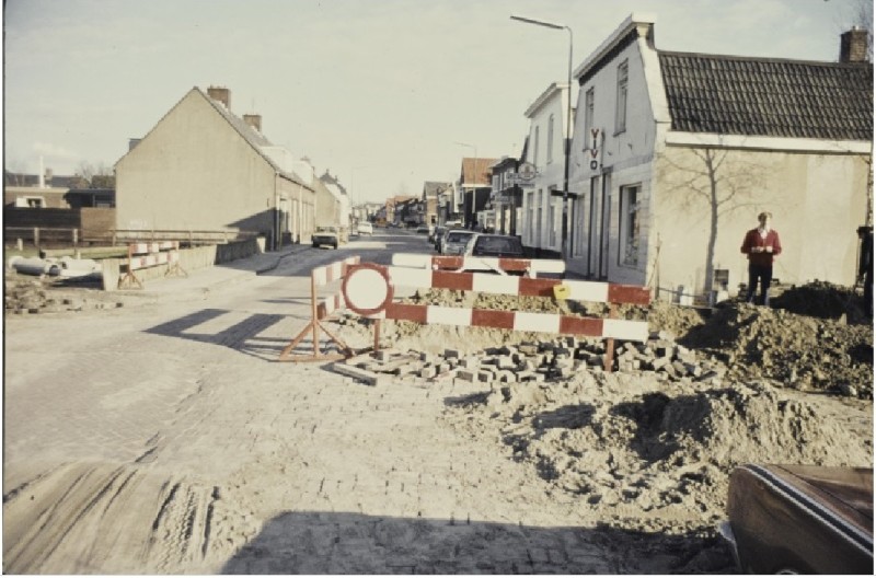 Leliestraat 44-46 Vivo Ter hoogte van de Violenstraat nu Klaproosstraat richting de Laaressingel. jaren 70.jpg