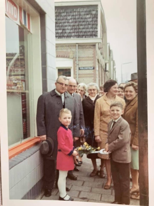 Leliestraat 44 hoek Violenstraat (her)opning Vivo winkel.jpg