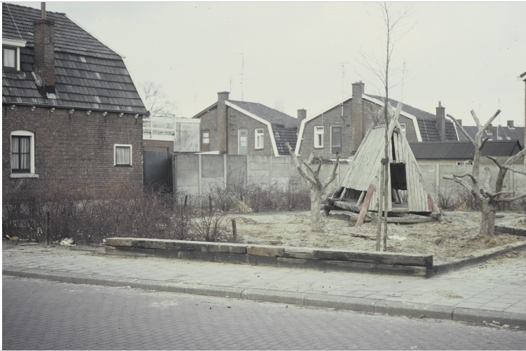 Leliestraat 44-46 Speelgelegenheid nabij de hoek met de Violenstraat nu Klaproosstraat.jpg