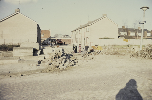 Leliestraat 44-46 links hoek Violenstraat jaren 70.jpeg