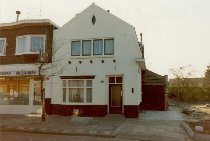 Leliestraat 56-58 Voorzijde woning. Links Snackbar De Laares. 1991.jpg