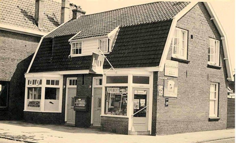 Leliestraat 64 sigarenwinkel Dake en schoenmaker Jurrissen hoek Anjelierstraat.jpg