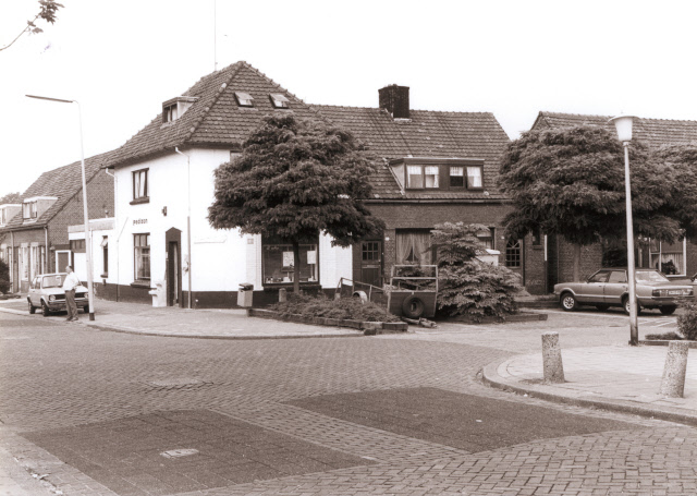 Leliestraat 78-80 hoek Rozenstraat 1986.jpeg
