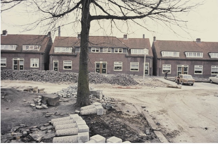 Leliestraat 81-87 vanaf Papaverstraat Inrichting woonerf. jaren 70.jpg