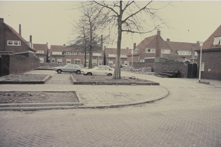 Leliestraat 89 vanaf Papaverstraat woningen en parkeerplaatsen,.jpg