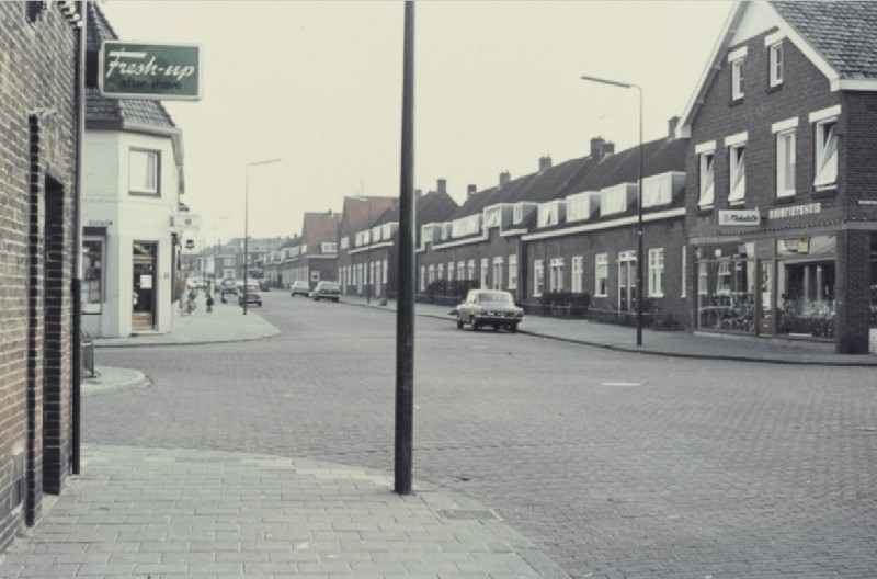Leliestraat 78-102 hoek Rozenstraat 78-80 Rechts 78-80 fietsenwinkel Reekers en 82-102 woningen.jpg