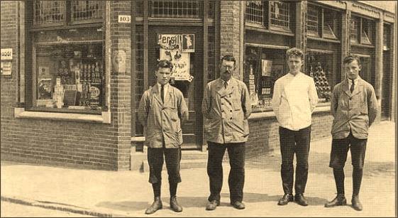 Leliestraat 103 hoek Rozenstraat winkel Sanders 1923..jpg