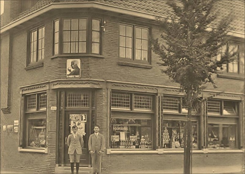 Leliestraat 103 hoek Rozenstraat winkel Sanders 1923.jpg