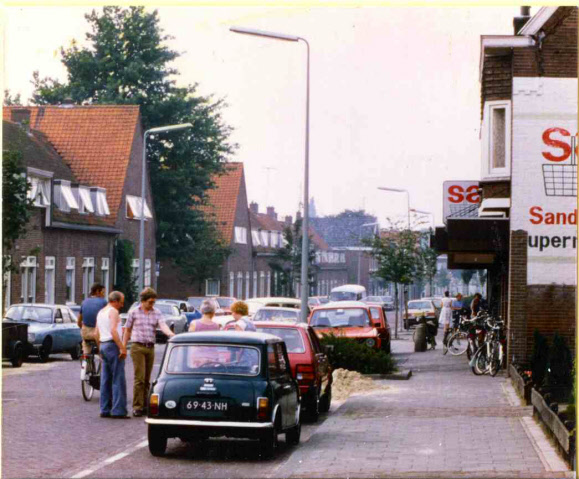 Leliestraat 103 rechts Sanders ter hoogte van de Rozenstraat, richting Oldenzaalsestraat in de wijk Laares 1979.jpeg