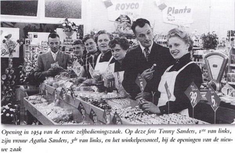 Leliestraat 103 opening zelfbedieningszaak Tonny Sanders 1954.jpg