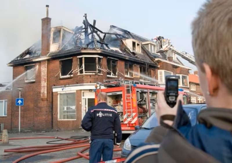 Leliestraat 103 hoek Meidoornstraat brand bovenwoning wijkinformatiepunt De Laares 20-2-2008 vroeger pand supermarkt Sanders.jpg