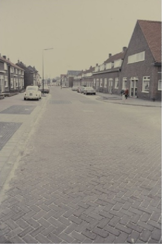 Leliestraat 104-124 rechts Richting Laaressingel jaren 70.jpg