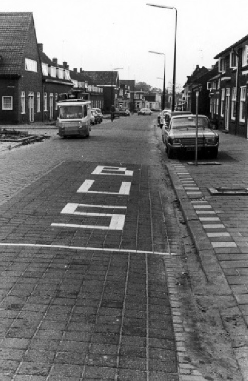 Leliestraat 124-130 links 111-113 rechts woningen en melkboer.jpg