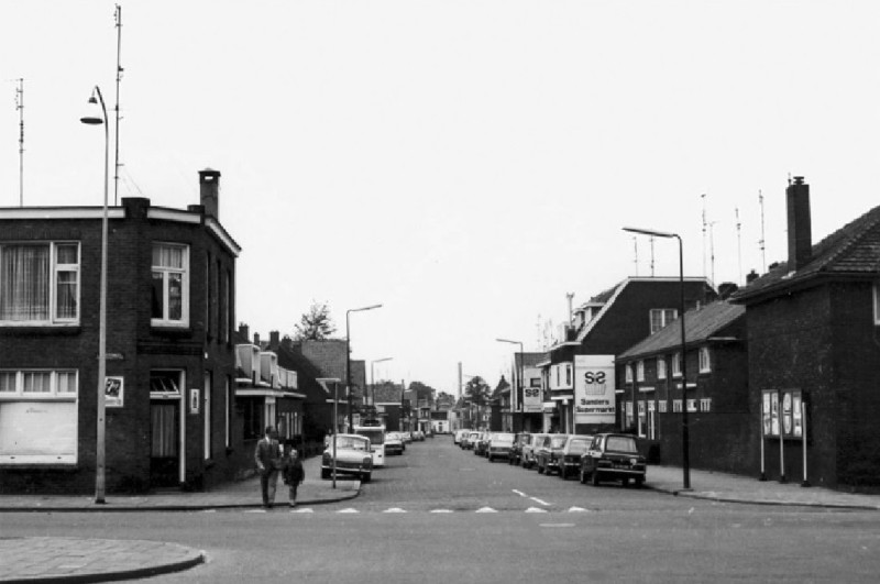 Leliestraat 119 rechts en 126-142 links Woningen in de wijk Laares, gezien vanaf de Laaressingel. Ook met Sanders Supermarkt.jpg