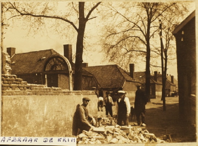 Lindelaan richting Alsteedschestraat omstreeks 1929. Afbraak van de huizen aan de Frederik Hendrikstraat voor een doorbraak naar de Beltstraat .Man in witte boezeroen is Japie van de Klap.1929.jpeg
