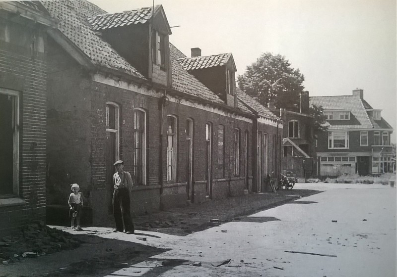Lindelaan achtergrond winkelpanden nu Charles Kuiper hoek Borneostraat en Beltstraat 80.jpg