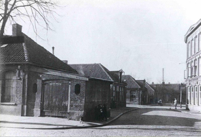 Diezerstraat 12-14 Linksvoor Mauritsstraat en linksachter Frederik Hendrikstraat. Rechts nr. 14 Volksvriend links nr 1 de brandweer.1920.jpg
