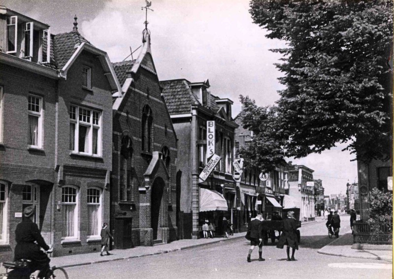 Lipperkerkstraat 1-5 hoek Gronausestraat in oostelijke richting met links de kerk van het Apostolisch Genootschap.nr. 5 schoenenzaak Blok 1943.jpg
