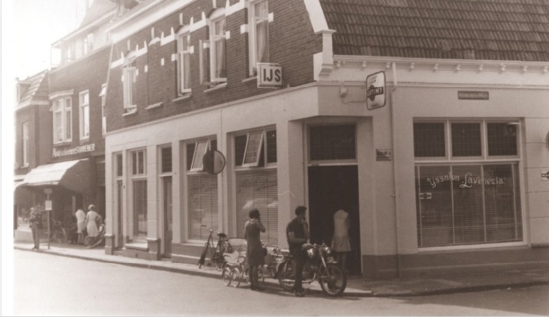 Lipperkerkstraat 23-25 hoek Wilhelminastraat  ijssalon La Venezia 1967.jpg