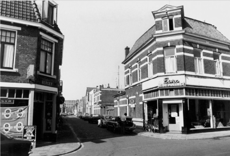 Lipperkerkstraat 49 hoek Reudinkstraat o.a. sigarenwinkel Berger en wasserij  stomerij Euro Cleaning VROEGER PAND mENKO MANUFACTUREN.jpg