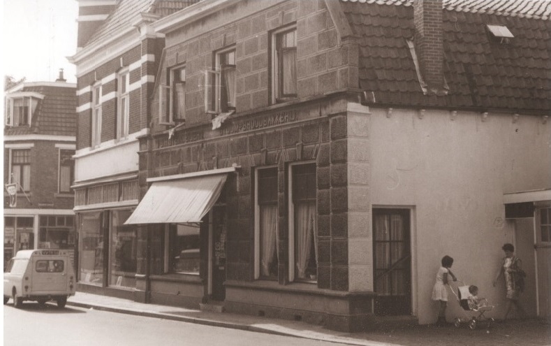 Lipperkerkstraat 51 winkel in pand J.H. Steinmeijer Stoom-Broodbakkerij 1967 vroeger pand bakkerij Benninga.jpg