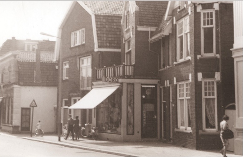 Lipperkerkstraat 55  winkel DORO 1967 vroeger pand van Rhijn manufacturen.jpg
