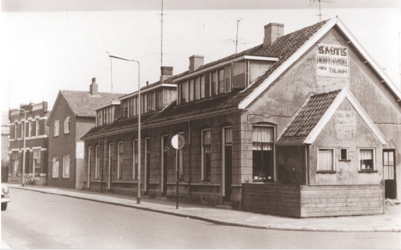 Lipperkerkstraat 64 woningen op de hoek met Lageweg. Gevel draagt reclameopschrift Smits Houthandel 1967.jpg