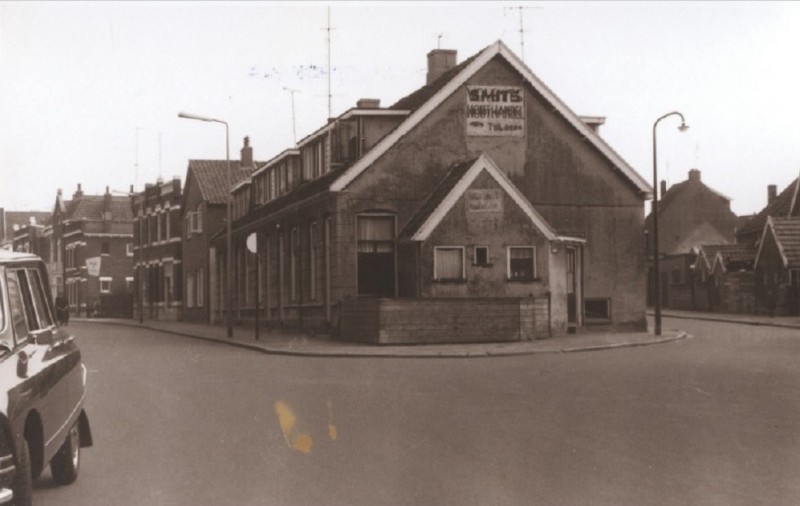 Lipperkerkstraat 64-70 woningen op de hoek met Lageweg. Gevel draagt reclameopschrift Smits Houthandel 1967.jpg