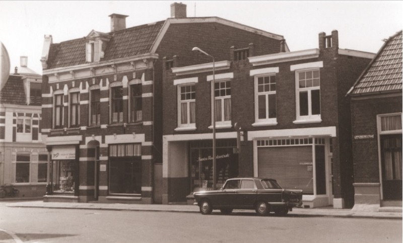 Lipperkerkstraat 67-69-71-73 woningen en winkels, o.a. de Twentse Sleutelcentrale 1967.jpg
