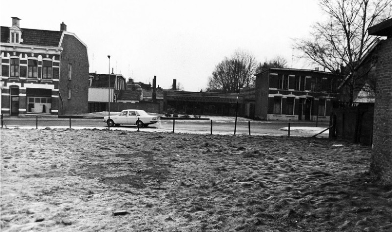 Lipperkerkstraat 75 gezien vanaf Gronausevoetpad, over braakliggend terrein..jpg
