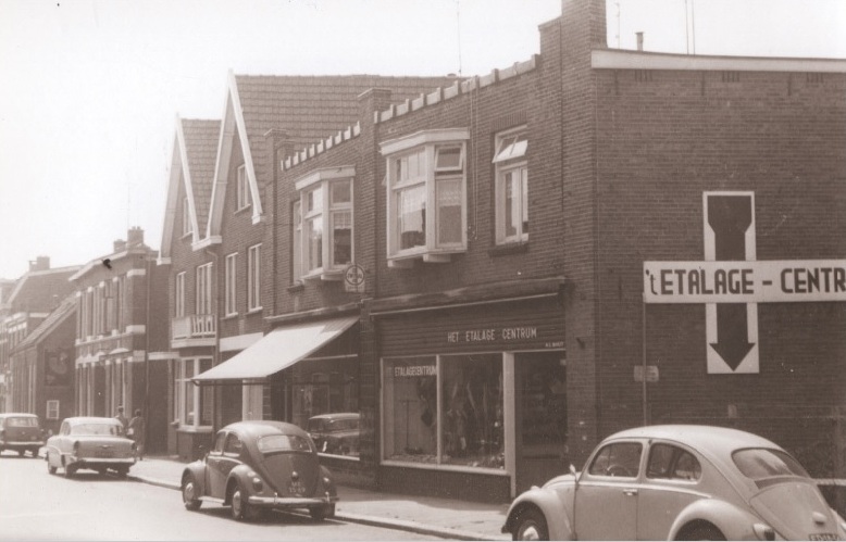 Lipperkerkstraat 81-83-85-87-89 woningen en winkels, o.a. Het Etalage Centrum 1967.jpg