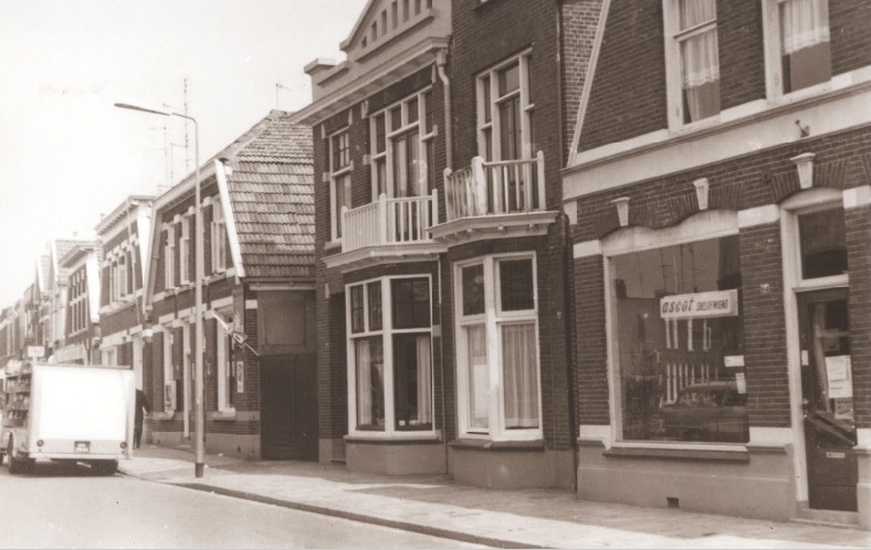 Lipperkerkstraat 94-96 woningen en winkel 1967.jpg
