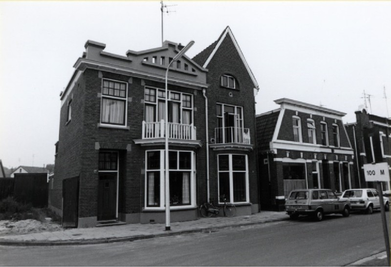 Lipperkerkstraat 98 Hoek 2e Bothofdwarsstraat met aantal woningen 13-9-1984.jpg