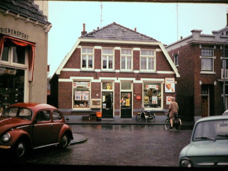 Lipperkerkstraat 100 -102 vanuit hoek 2e Bothofdwarsstraat winkel IJben. vroeger pand Bannink & Zn Koloniale waren. links dierenwinkel Loman.jpg