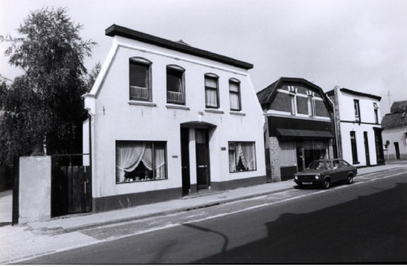 Lipperkerkstraat 107-109-111-113, tot hoek 2e Bothofdwarsstraat, met slagerij Nijboer en Meutex 13-9-1984.jpg
