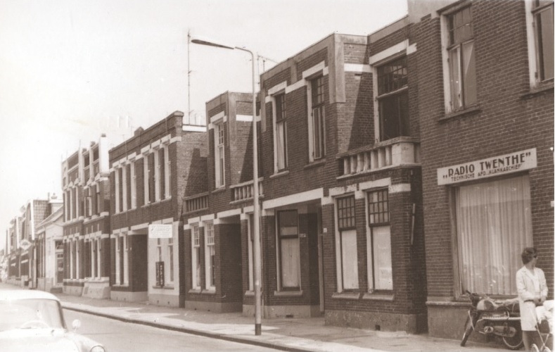 Lipperkerkstraat 114b-114c-114d-114e-114f-114g-116 woningen en winkels, o.a. Radio Twenthe 1967.jpg
