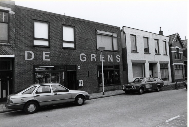 Lipperkerkstraat 114-114a-114b en 114c-d Electronicawinkel De Grens 13-9-1984.jpg