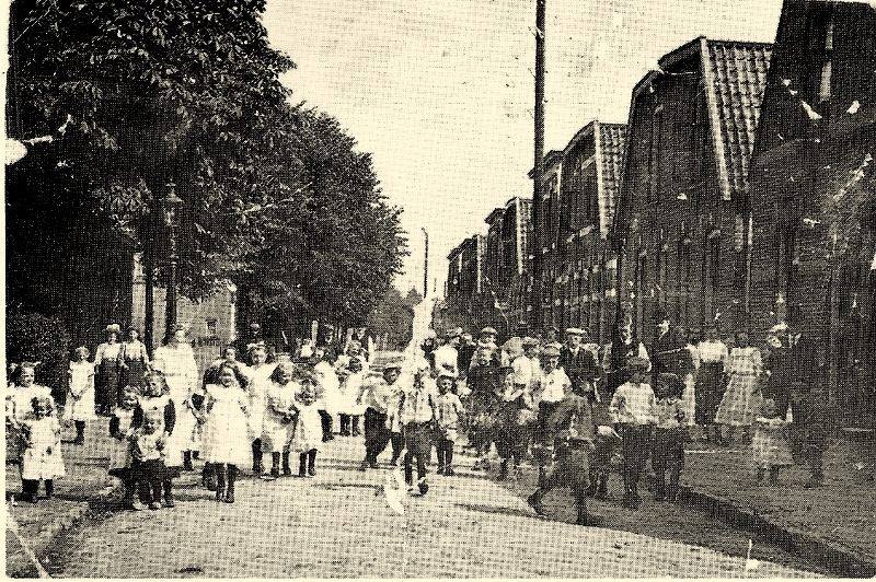 Lipperkerkstraat 120 na het bezoek van koningin Wilhelmina en prins Hendrik aan de fabriek van Van Heek & Co in diezelfde straat 24-7-1907.JPG