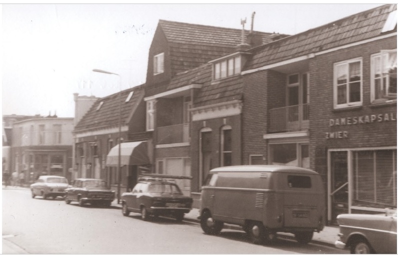 Lipperkerkstraat 121-123 en  125-127-129 woningen en dameskapsalon Zwier 1967.jpg