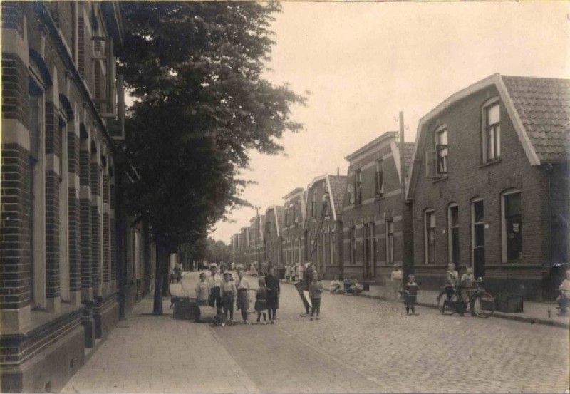 Lipperkerkstraat 126-128 rechts en 149-151 links Gemeentelijke Reinigingsdienst. Het ophalen van huisvuiltonnen 1923.jpg