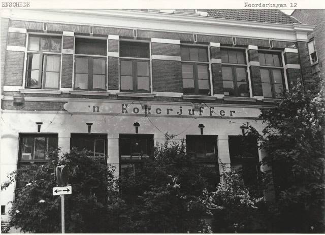Noorderhagen 12 Vooraanzicht van het pand 'n Kokerjuffer, in de jaren 80 een omstreden jongerencentrum, later gebruikt als poppodium Atak 21-5-1980.jpeg