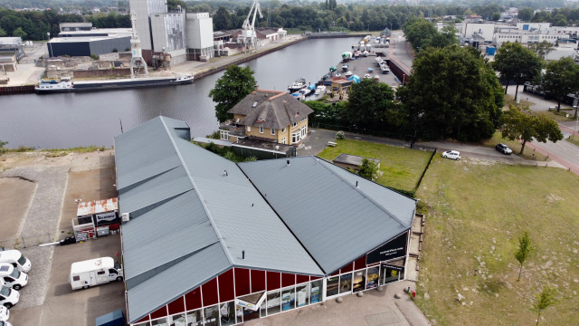 Hendrik ter Kuilestraat 140 Drone luchtopname van de Binnenhaven. Linksboven het havenbedrijf Sesam. In het midden de villa van de voormalige havenmeester. 2023.jpeg