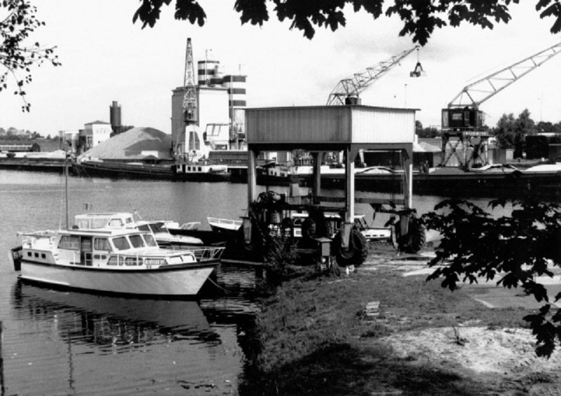 Hendrik ter Kuilestraat 138 De botenwerf en jachthaven in het Twentekanaal met de overslagbedrij Sesam B.V. aan de overkant.jpeg