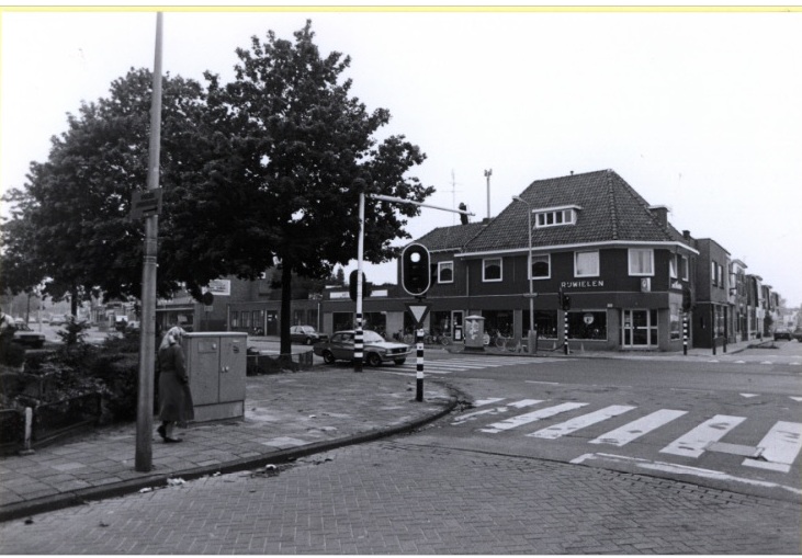 Lipperkerkstraat 174 hoek Oliemolensingel met fietsenwinkel Het Rijwielpaleis 13-9-1984.jpg